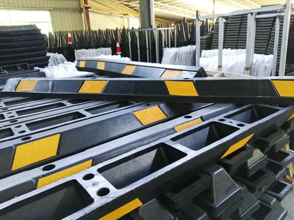 TE354 2 - 183cm Traffic Safety Rubber Parking Curb TE354