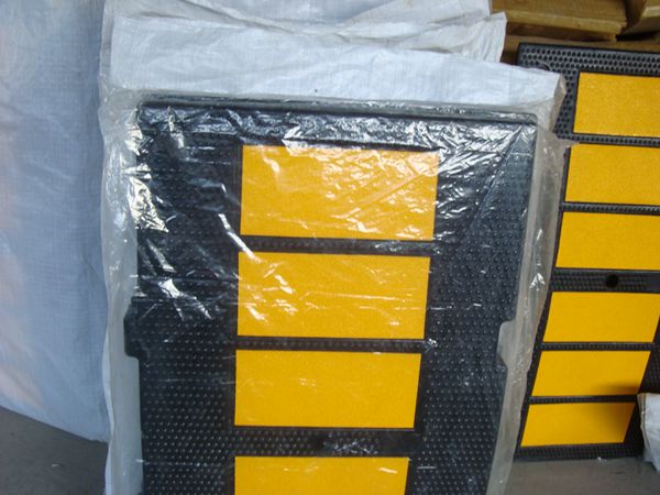 TS326 4 1 - Road Parking Rubber Traffic Speed Hump TS324